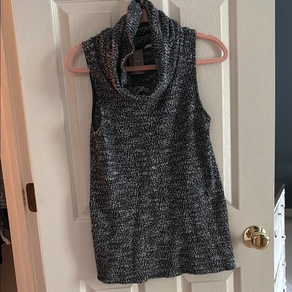 Chic Black and White Sleeveless Sweater